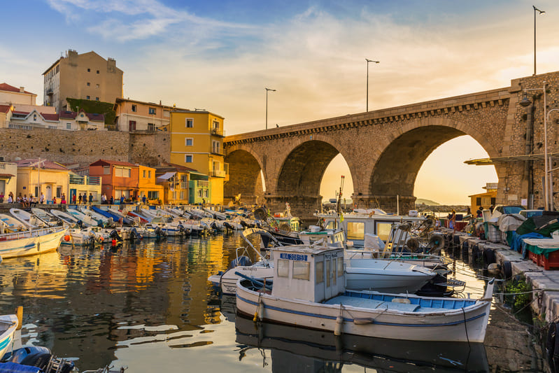 Image prise depuis le port de Marseille avec le pont en pierre